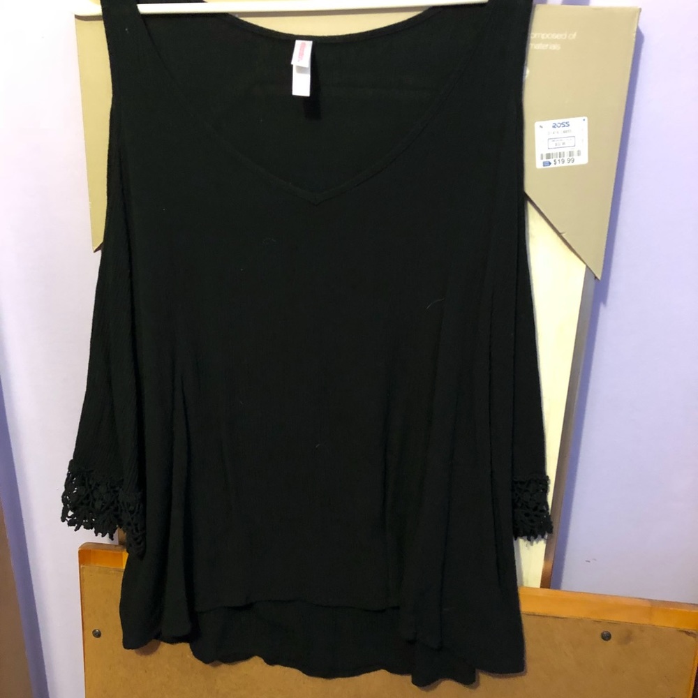 Gently used (2x) black cold shoulder top